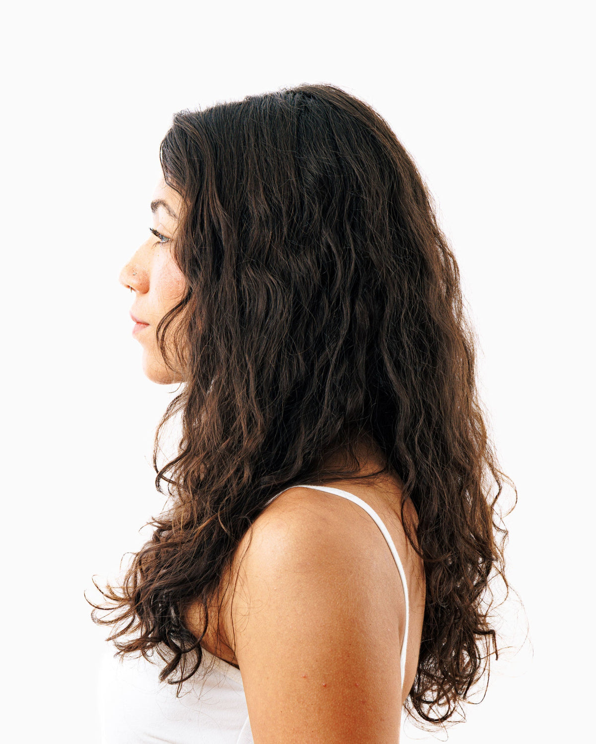 Zijaanzicht van een vrouw met lang donker golvend haar