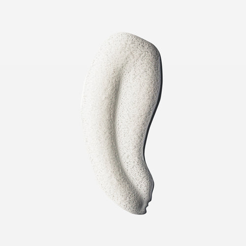 Luchtig wit schuim van Thickening Shampoo als veeg op een lichte ondergrond