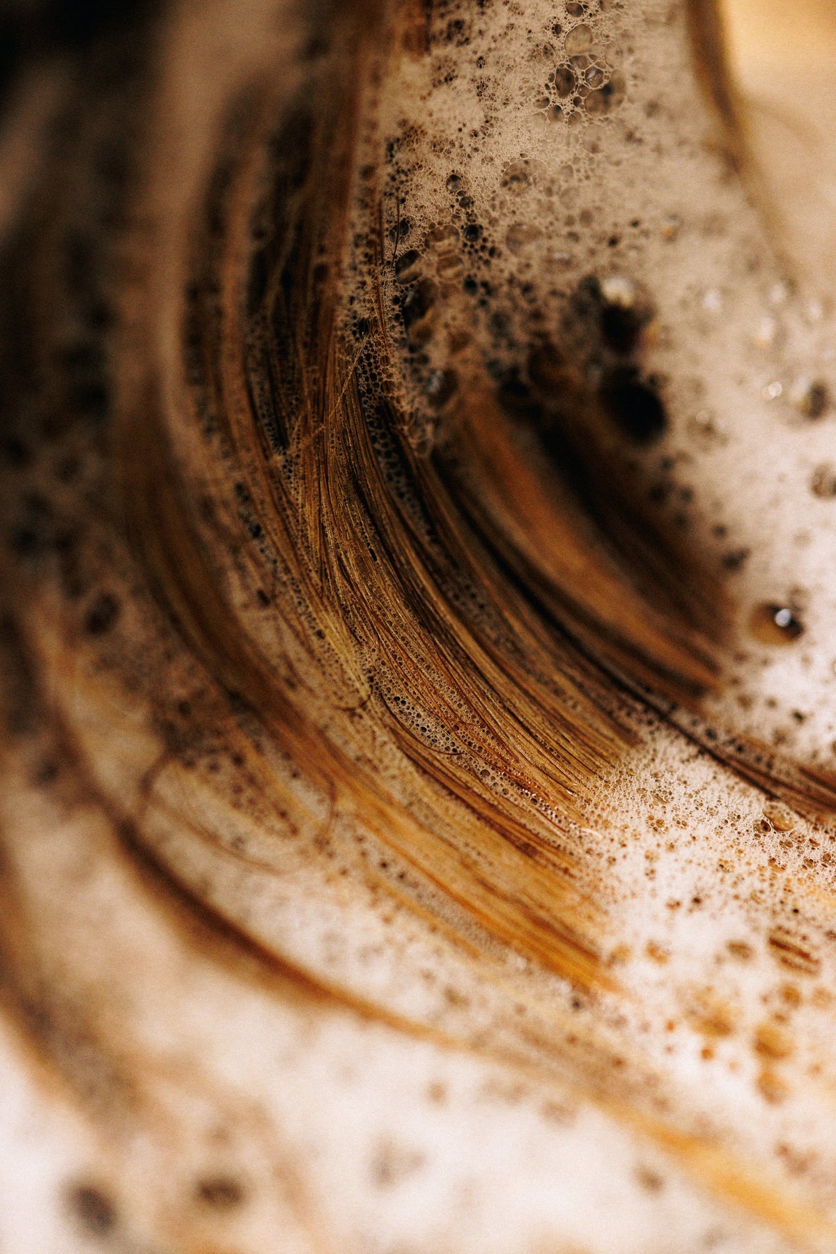 Close-up van nat blond haar vol schuim